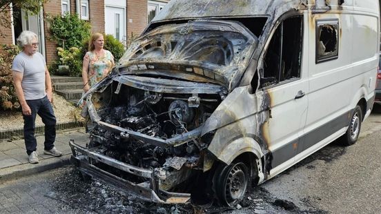 Pensioendroom gaat in vlammen op: camper brandt af voor de deur van Yvonne en Ate