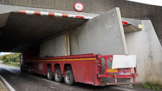 Pech op vrijdag de 13e: vrachtwagen rijdt zich klem