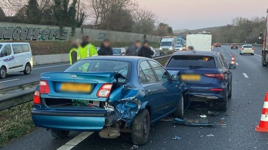 Botsing met meerdere auto's op A76: flinke file