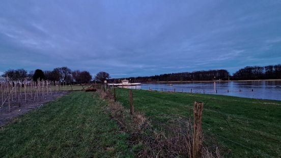 Veerponten uit de vaart door hoogwater