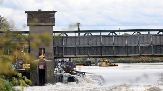 Gezonken binnenvaartschip bij Borgharen komt los van stuw