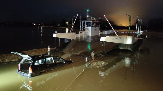 Auto te water bij veerpont in Steyl: geen gewonden