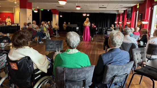 Sopraan Janine Kitzen zingt voor mensen met beginnende dementie