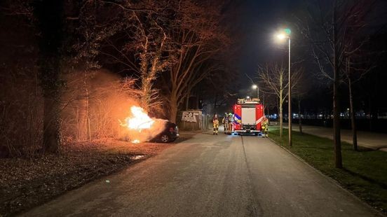 Auto gaat in vlammen op in Maastricht