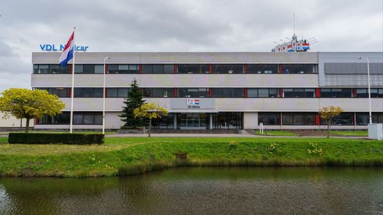 VDL Nedcar houdt paar honderd mensen in dienst zonder werk