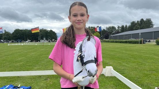 Fleur (10) naar WK Hobbyhorsing: 'Ik pak mijn stokpaardje als ik niet naar de echte paarden kan'