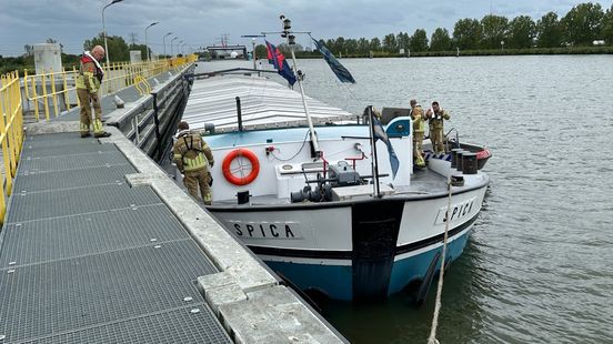 Schip in nood voor sluis Maasbracht