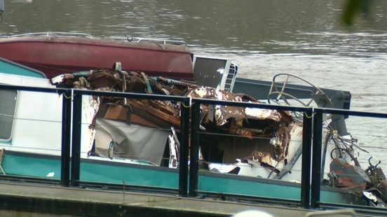 Gezonken schip weggesleept van stuw Borgharen