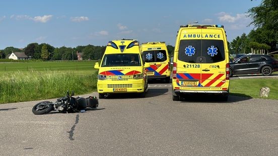 Twee personen op motor zwaargewond na aanrijding met tractor