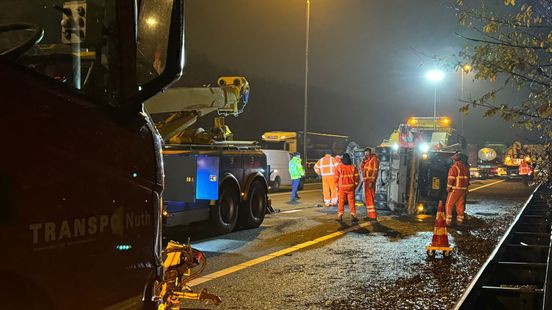 Flinke vertraging op A2 door gekantelde veegwagen