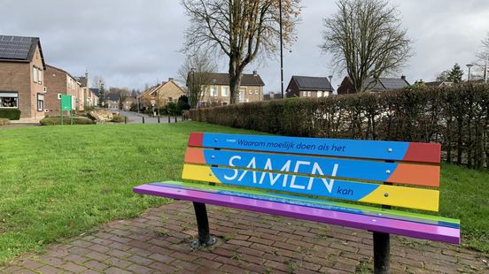 Regenboogbankje Schinnen na vernielingen weer terug