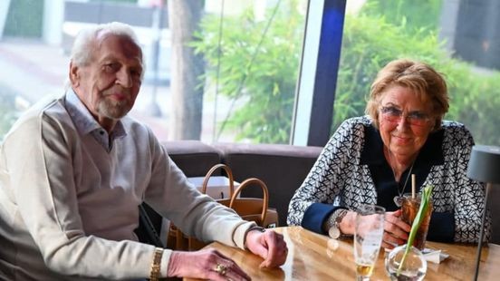 Agnes Schaefer gold als moeder in de huiskamer van Roermond