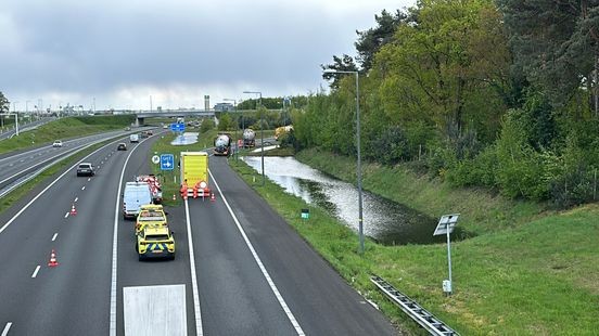 Beken vol met water langs A73: Rijkswaterstaat pompt leeg