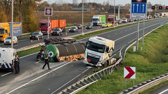 Ravage op A2 door gekantelde vrachtwagen: snelweg dicht