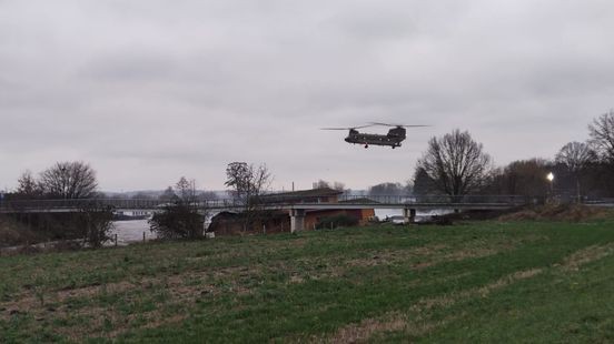 Defensieheli's in actie bij herstel dam en aanleg nooddam