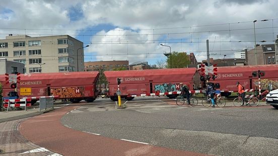 Spoorwegovergang dicht en geen treinen door kapotte trein