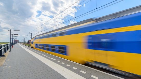 Schoonmaker van Limburgs bedrijf raakt onwel in trein en overlijdt, collega in ziekenhuis