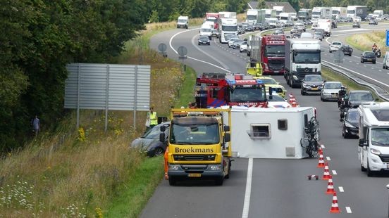 Urenlange file door gekantelde caravan