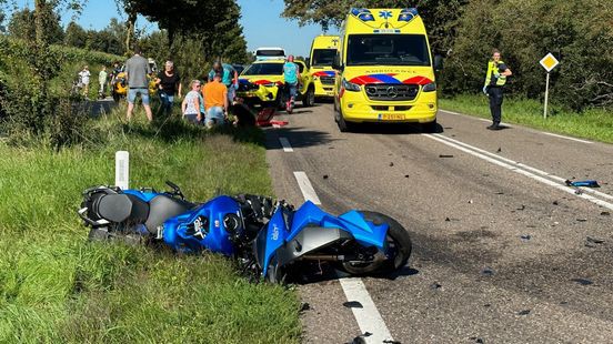 Frontale botsing motor en auto op Maaseikerweg in Weert