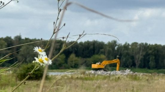 Rijkswaterstaat moet per direct stoppen met aanleg grindrug in de Maas