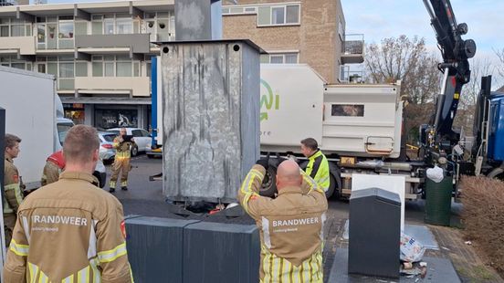 Man hele nacht vast in ondergrondse kledingcontainer