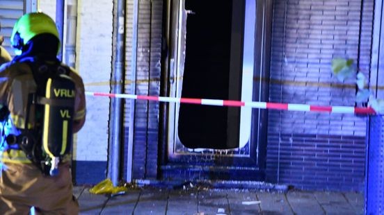 Zwartgeblakerde gevel door explosie in leegstaand pand in Venlo