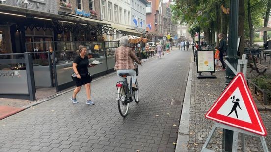 'Pas op: overstekende ober!' Ludiek verkeersbord moet botsingen tegengaan