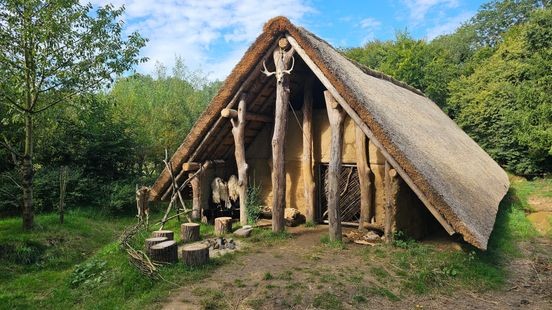 Jongeren bouwen replica van 7000 jaar oude prehistorische boerderij