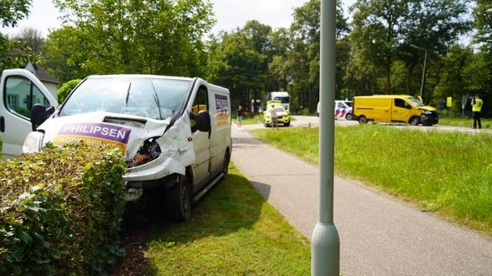 Eén gewonde bij aanrijding tussen busjes in Horst