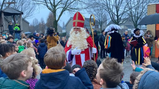 Sinterklaas doet school Weert aan per jeep