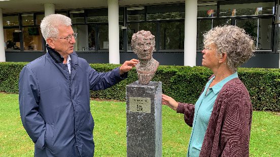 Eerste vrouwelijke wethouder krijgt borstbeeld