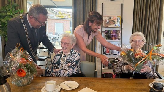 Primeur in Maasbracht: Oudste eeneiige tweeling viert 102e verjaardag