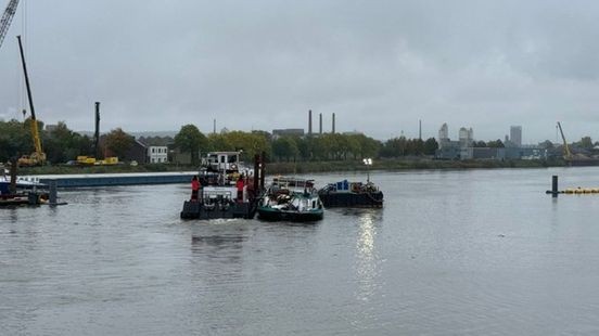 Gezonken schip weggesleept naar Beatrixhaven