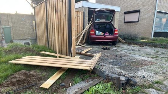 Automobiliste verliest macht over het stuur en rijdt garage in