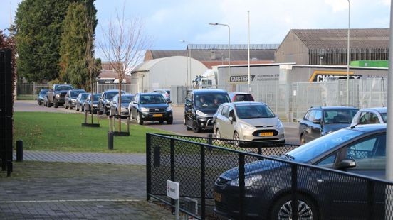 Drukte en verkeersregelaars voor tankactie in Oostrum