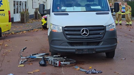 Fietser gewond na aanrijding met truck: traumaheli geland