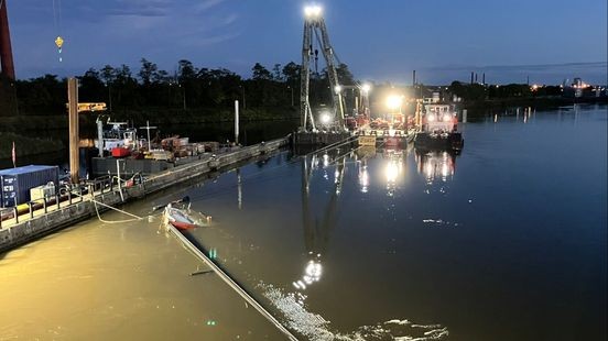 Rijkswaterstaat probeert vrachtschip los te trekken: 'Komt al wat beweging in'