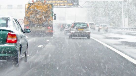 Gladde wegen door sneeuw en bevroren weggedeelten