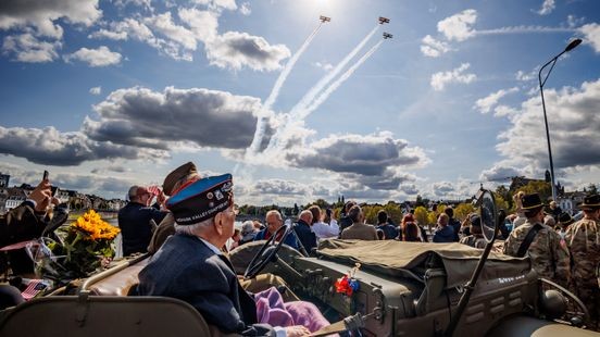 Parade ter ere van 80 jaar bevrijding trekt door Maastricht: 'Vrijheid niet vanzelfsprekend'