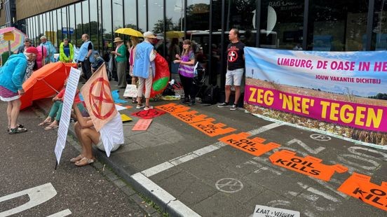 Met parasols en strandstoelen op MAA willen klimaatactivisten onnodige vliegreizen tegengaan