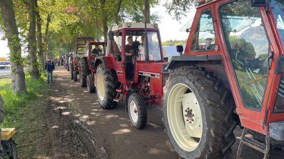 Traktoren trekken deelnemers Oldtimer Treffen uit de modder