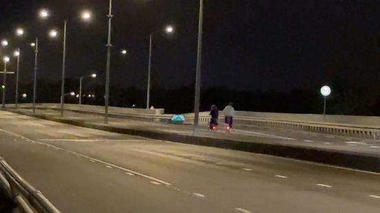 Fietsers middenin de nacht op de Noorderbrug: navigatie-app krijgt de schuld