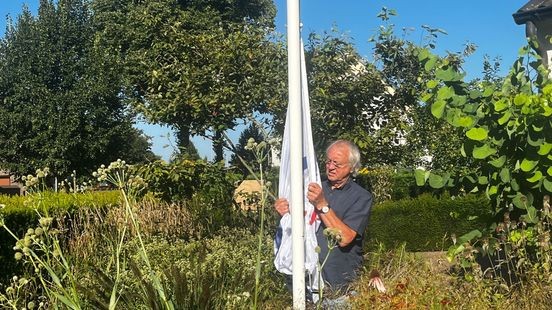 Paul Helders hangt iedere dag een andere vlag op: 'Ze sieren mijn leven'