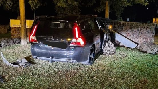 Automobilist vlucht met 200 kilometer per uur voor de politie en crasht op rotonde