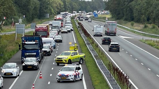 Vijf auto's botsen op A2: flinke file op snelweg