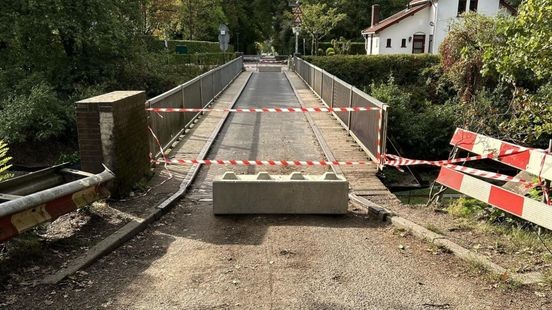 Na botsing met politiewagen: brug bij Molenhoek blijft langer dicht