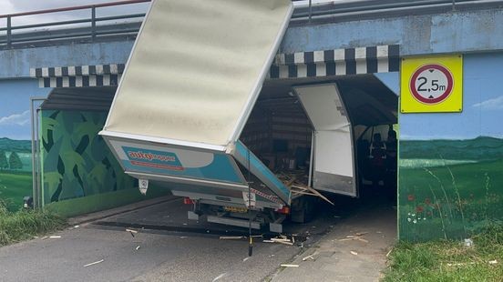 Opnieuw rijdt vrachtwagen zich vast in tunnel bij Gronsveld