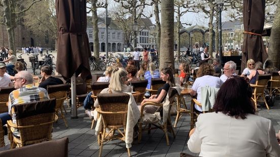 Waarom willen we toch op het terras zitten bij mooi weer?