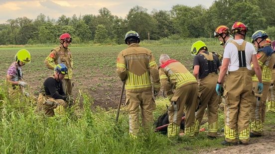 Paard raakt los van sjees en komt in sloot terecht