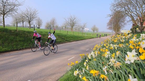 Duizenden wielrenners hebben geluk met warm lenteweer